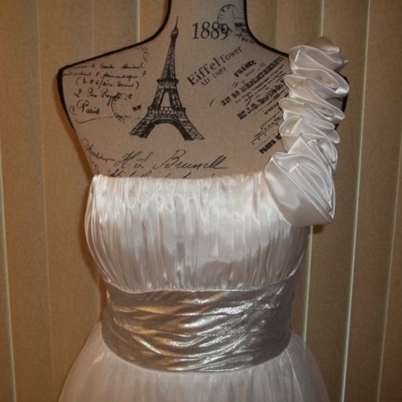 *Weekend Special Sale* Cute White & Silver One Shoulder Party Dress Jr. 7 - Picture 4 of 7